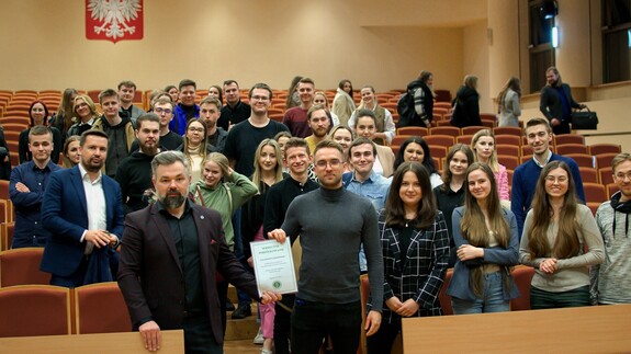 Wspólne zdjęcie uczestników spotkania z prowadzącym- Panem Piotrem Szekowskim.