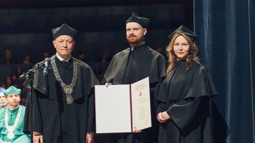 od lewej: prof. dr hab. Mariusz Popławski, dr Mariusz Tomaszuk, dr hab. Elżbieta Kużelewska, prof. UwB 