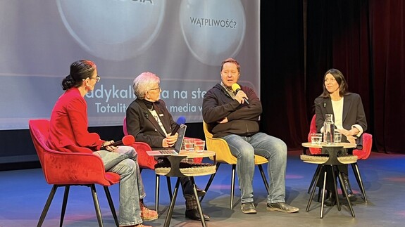 &bdquo;Radykalizacja na sterydach. Totalitaryzmy a media w czasach AI&rdquo; - debata w Uniwersyteckim Centrum Kultury i Nauki wsp&oacute;łorganizowana przez Wydział Prawa UwB - foto: Fundacja Aktywna Demokracja