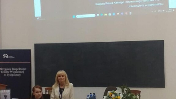 Dr Justyna Omeljaniuk z referatem pt. "Prawo karne i polityka kryminalna sądów wobec nieletnich sprawców zabójstw w Polsce" na IX edycji Ogólnopolskiej Konferencji Naukowej "Za kurtyną resocjalizacji. Kontrowersje, wyzwania, perspektywy"