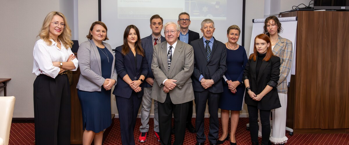 Od lewej: dr Emilia Jurgielewicz-Delegacz, dr Magdalena Perkowska, dr Aleksandra Stachelska, dr Marcin Kryńskim, prof. Joseph F. Donnermeyer, dr hab. Wojciech Filipkowski, prof. UwB, prof. dr hab. dr h.c. Emil W. Pływaczewski, prof. dr hab. Katarzyna Laskowska, dr Justyna Omeljaniuk, mgr Marta Dąbrowska 