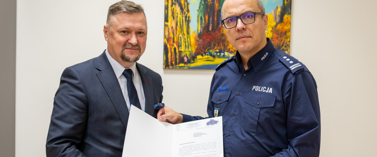 dr hab. A. Olechno, prof. UwB Dziekan Wydziału Prawa UwB i insp. Łukasz Głowacki Komendant Miejski Policji w Białymstoku