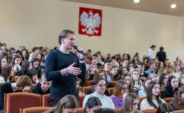 Zapowiedź Dnia Otwartego Wydziału Prawa połączonego z obchodami Dnia Edukacji Prawnej - zdjęcie ilustracyjne wykonane w 2025 r. podczas poprzedniej edycji tego wydarzenia 