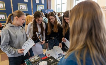 Zapowiedź Dnia Otwartego Wydziału Prawa połączonego z obchodami Dnia Edukacji Prawnej - zdjęcie ilustracyjne wykonane w 2025 r. podczas poprzedniej edycji tego wydarzenia 