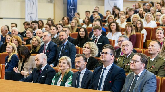 Wydział Prawa UwB zainauguruje rok akademicki 2026/2027. Uroczystość odbędzie się 2 października w Białymstoku - zapowiedź wydarzeniem z wykorzystaniem zdjęć ilustracyjnych z ubiegłorocznej uroczystości