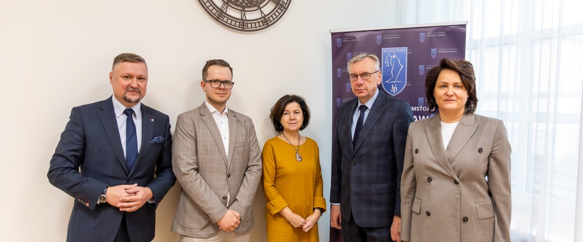 Zdjęcie przedstawia osoby biorące udział w uroczystości, którymi są (od lewej): Dziekan Wydziału Prawa - dr hab. Artur Olechno - prof. UwB, Pełnomocnik Dziekana ds. Współpracy ze Szkołami Średnimi - Łukasz Presnarowicz , Katarzyna Lipska - Wicedyrektor I Liceum Ogólnokształcącego w Łomży, Jerzy Łuba - Dyrektor I Liceum Ogólnokształcącego w Łomży oraz dr Kamila Bezubik - Prodziekan ds. Rozwoju Wydziału Prawa. 