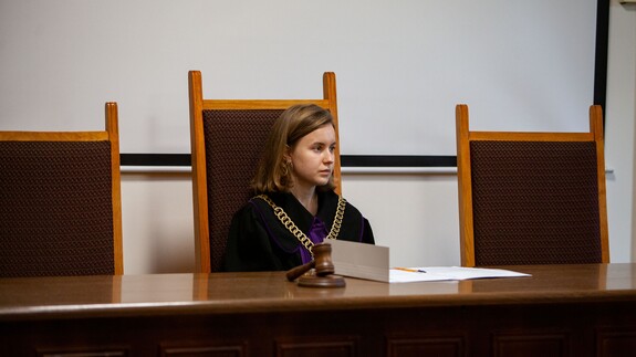 Studentka Wydziału Prawa  w roli sędzi podczas symulacji rozprawy.
