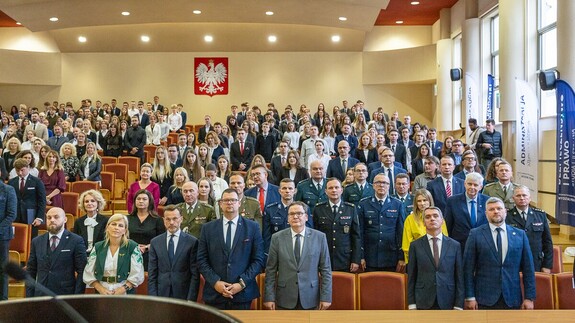 Wydział Prawa UwB zainauguruje rok akademicki 2026/2027. Uroczystość odbędzie się 2 października w Białymstoku - zapowiedź wydarzeniem z wykorzystaniem zdjęć ilustracyjnych z ubiegłorocznej uroczystości