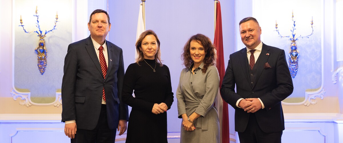 Od lewej: Ambasador Republiki Łotewskiej w Polsce Juris Poikans, dr hab. Elżbieta Kużelewska, prof. UwB, dr hab. Izabela Kraśnicka, prof. UwB, dr hab. Artur Olechno, prof. UwB