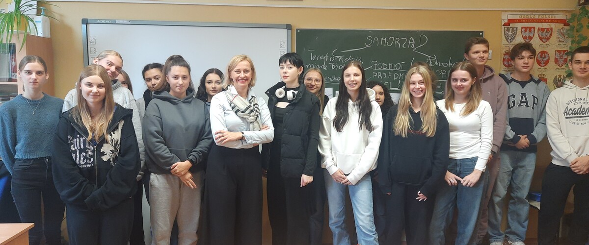 Dr Małgorzata Wenclik z uczniami XIII Liceum Ogólnokształcącego w Białymstoku podczas pracy warsztatowej 
