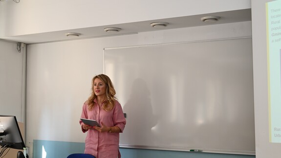 dr Emilia Jurgielewicz-Delegacz podczas swojego wystąpienia w sali wykładowej