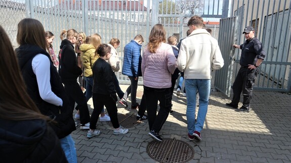 Uczniowie III LO podczas spaceru po Areszcie Śledczym w Białymstoku.