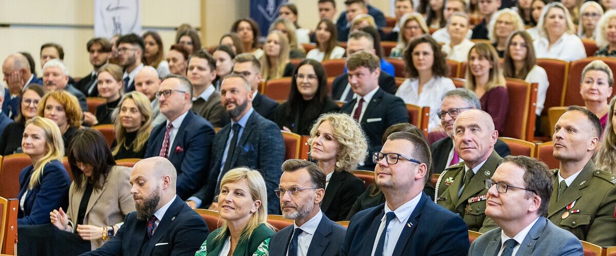 Wydział Prawa UwB zainauguruje rok akademicki 2026/2027. Uroczystość odbędzie się 2 października w Białymstoku - zapowiedź wydarzeniem z wykorzystaniem zdjęć ilustracyjnych z ubiegłorocznej uroczystości