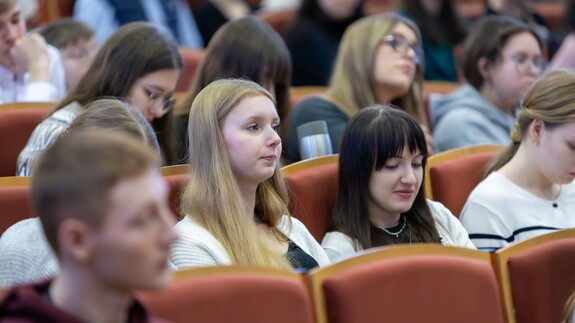 Młodzież z podlaskich szkół średnich biorąca udział w wydarzeniu na Wydziale Prawa Uniwersytetu w Białymstoku