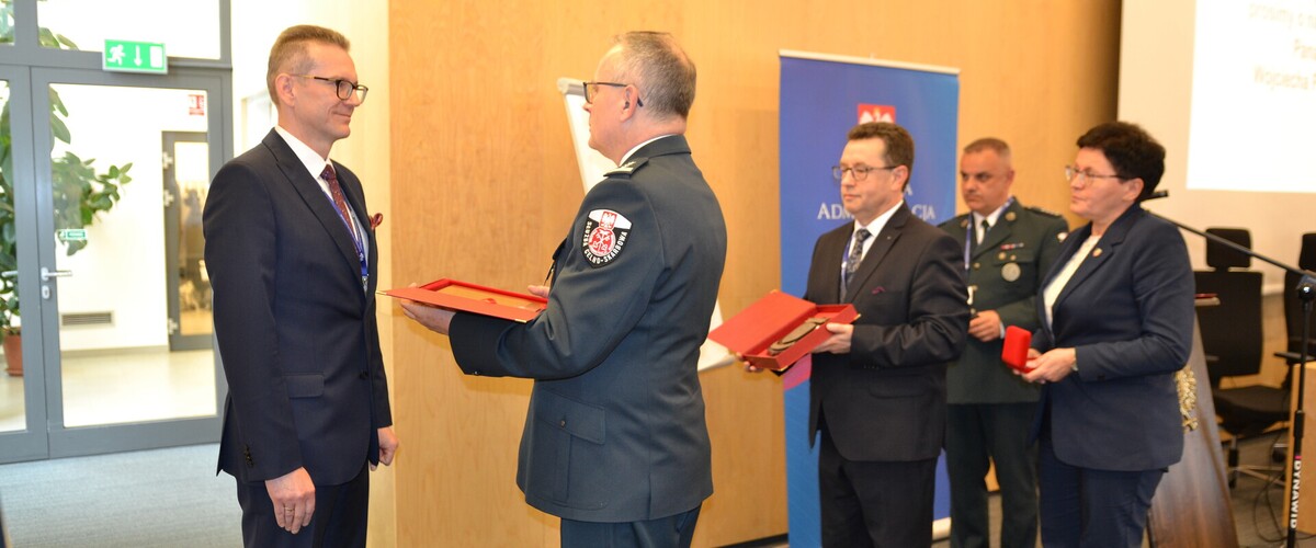 Dr hab. Wojciech Filipkowski, prof. UwB odbiera podziękowania. Od lewej Podsekretarz Stanu w Ministerstwie Finansów insp. Mariusz Gojny, Zastępca Dyrektora Departamentu Zwalczania Przestępczości Ekonomicznej Ministerstwa Finansów Robert Michalski, Dyrektor Izby Administracji Skarbowej we Wrocławiu Krystyna Tudrujek , Kierownik Centrum Kompetencyjnego ds. Analizy Kryminalnej i Systemów Wsparcia Dolnośląski Urząd Celno-Skarbowy we Wrocławiu, nadkom. Rafał Szczepaniak.