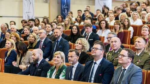 Wydział Prawa UwB zainauguruje rok akademicki 2026/2027. Uroczystość odbędzie się 2 października w Białymstoku - zapowiedź wydarzeniem z wykorzystaniem zdjęć ilustracyjnych z ubiegłorocznej uroczystości