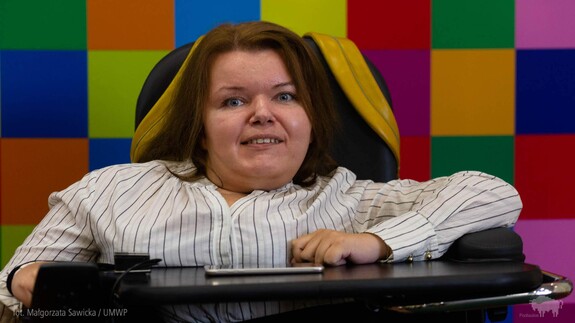 Odznaka honorowa &bdquo;Za Zasługi dla Ochrony Praw Człowieka&rdquo; dla śp. dr Anny Drabarz związanej z Wydziałem Prawa Uniwersytetu w Białymstoku - foto: Urząd Marszałkowski Wojew&oacute;dztwa Podlaskiego