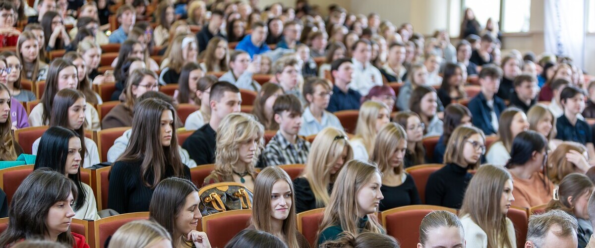 Wakacyjny Program Edukacyjny w Ministerstwie Sprawiedliwości - zgłoszenia tylko do najbliższego piątku (zdjęcie ilustracyjne przedstawiające studentów w auli Wydziału Prawa UwB)