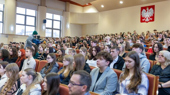 Młodzież z podlaskich szkół średnich biorąca udział w wydarzeniu na Wydziale Prawa Uniwersytetu w Białymstoku