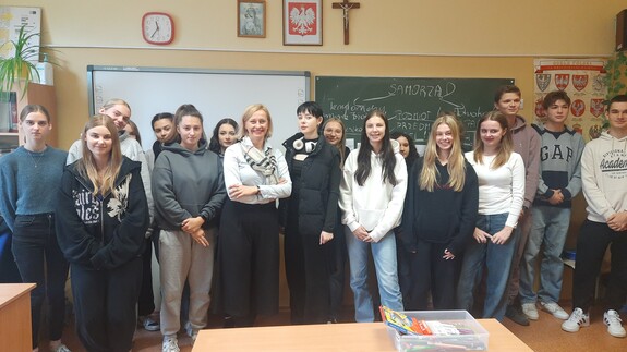 Dr Małgorzata Wenclik z uczniami XIII Liceum Ogólnokształcącego w Białymstoku podczas pracy warsztatowej 