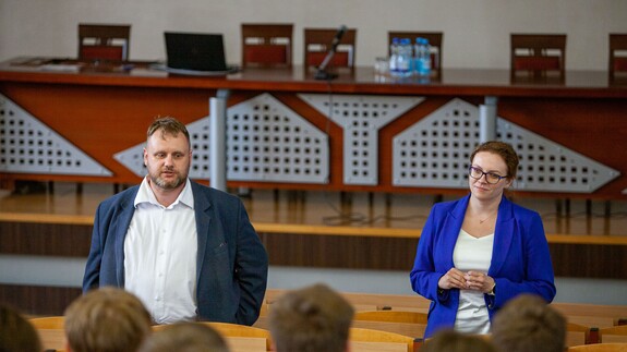 Dr Marta Kuklo i dr Arkadiusz Bieliński z uczniami liceów ogólnokształcących z Białegostoku.
