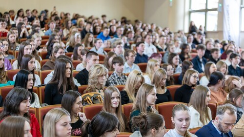 Wakacyjny Program Edukacyjny w Ministerstwie Sprawiedliwości - zgłoszenia tylko do najbliższego piątku (zdjęcie ilustracyjne przedstawiające studentów w auli Wydziału Prawa UwB)